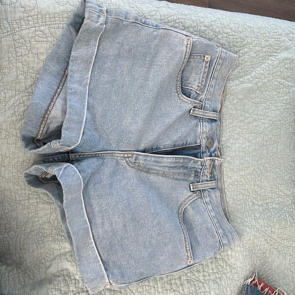 Levi light wash Jean shorts size 27